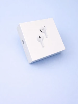 Apple AirPods Pro 4 - Säljer ett par vita Apple AirPods Pro gen 4 med laddningsetui. Hörlurarna är trådlösa in-ear-modell med stilren och kompakt design. Perfekta för dig som vill ha grymt ljud och smidig anslutning till din iPhone eller andra Apple-enheter.