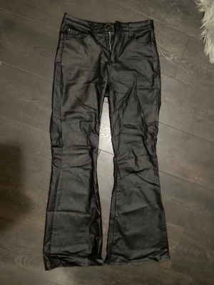 Skinnbyxor - Jättefina, midwaist, bootcut skinnbyxor i bra skick. Säljer de då inte används. Hör av dig vid frågor eller intresse💕
