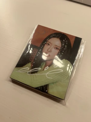 Signerat hyeju album - Säljer ett signerat hyeju loossemble/loona evermusic album som är köpt från Korea när de precis släppt albumet. Bra skick, inga skavanker. Bara att skicka pm vid frågor💘💘