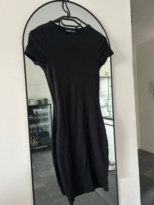 Svart ribbad miniklänning - Svart tight miniklänning i ribbat tyg, väldigt bra skick och väldigt skönt material. Storleken är xxs men skulle säga att den passar även xs och s. 💕