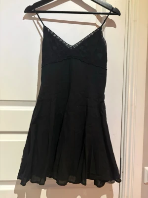 Miniklänning  - En helt oanvänd klänning från Zara - alltså som ny. Hittar inte klänning på hemsidan men skulle gissa på att nypriset är mellan 350kr-400kr.  Storlek: xs Banden är justerbara så man kan välja själv hur man vill att den ska sitta🥰