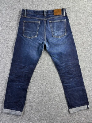 Gustin Japanese Selvedge Denim – W36 - Premium selvedge jeans från Gustin i japansk raw denim. Riktigt tung och högkvalitativ denim med fantastisk konstruktion.  Jeansen är inte tvättade, vilket betyder att de fortfarande har stor potential att utveckla riktigt sjuka fades.  Nypris ligger runt 3000 kr.  Storlek 36.  Mått: benöppning 20cm, midja 44cm, längd 104cm, innerben 75cm.  Skick: Bra skick – ej tvättade (raw denim)  Perfekt för den som gillar raw denim, heritage wear och selvedge jeans.