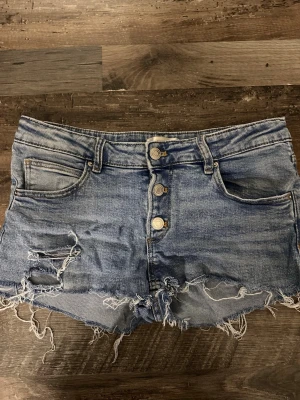Lågmidjade jeans shorts  - Snygga shorts perfekt till sommaren! Märke Gina Tricot storlek 164 