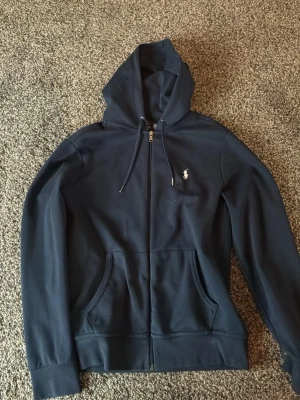 Marinblå hoodie från Polo Ralph Lauren - Polo Ralph lauren hoodie i storlek S. Mycket fint skick i färgen navy blue. Köpt ifrån ZALANDO