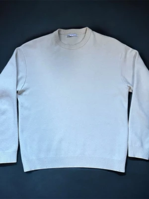 beige tröja från zara - Klassisk beige tröja från från zara med rund halsringning och ribbade muddar vid ärmslut och nederkant. 