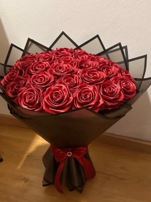 Bukett med röda konstrosor - Rosor bukett 