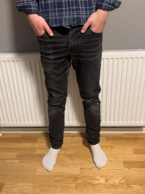 Svarta faded jeans - Säljer ett par svarta faded jeans. Modellen ä 181. Skriv vid frågor!