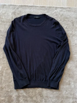 Kashmir tröja - Snygg mörkblå tröja som är en skön blandning med 15% Kashmir och 85% bomull. Nypris ca 1600kr mitt pris 400kr. Storlek är M. Det är bara att skriva vid funderingar mvh!