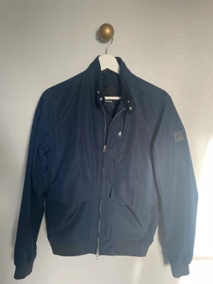 Jacka J.Lindeberg  - En snygg vårjacka från J.Lindeberg i storlek XS perfekt till våren. Världigt bra skick. Hör av dig om du har några frågor! 