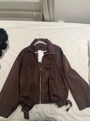Faux suede jacka gina tricot - Snygg mocka jacka från gina tricot i stl L. Helt oanvänd med prislapp🩷