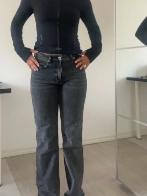 Gråa midwaist jeans Zara - Snygga mörkgrå jeans från Zara med raka ben och midwaist-passform. Storlek 36. Nyskick. Själv är jag 164/165 cm och de passar jättebra till sneakers. Priset går självklart att diskuteras.💕