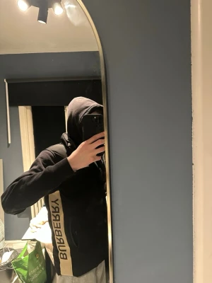  Burberry väst  - Säljer en svart dunväst från Burberry.