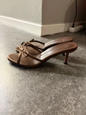 Klackar  - Klackar storlek 38 använda en gång. Klackhöjden är 5-6 cm. 130kr