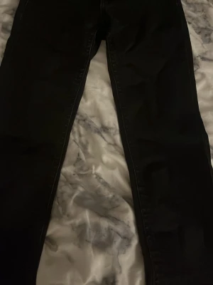 Svarta jeans  - Säljer ett par svarta bootcout jeans.  Säljer då dom är förkorta för mig då jag är 1,68 lång och dom är ungefär 1-2 cm förkorta. 
