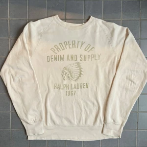 Denim&supply ralph lauren tröja - Denim & Supply-tröja i storlek Medium i fin äggskalfärg. Etiketten säger S, men jag tror att den är felmärkt eftersom det uppenbarligen är en M. Inga fläckar, lite sliten.