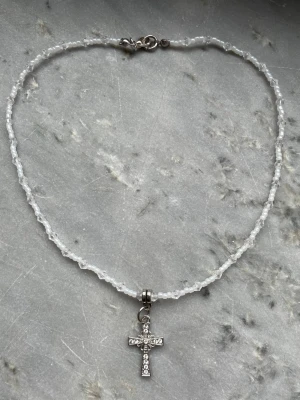 Vitt halsband med kors - Vitt halsband med kors, gjort av mig💕