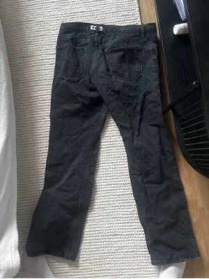 Två par raka jeans från hope - Säljer två par raka jeans från HOPE, ett par i svart denim och ett par i klassisk blå denim. Båda har bakfickor med tydliga sömmar och normal midja. Perfekta för dig som gillar en enkel och avslappnad stil.