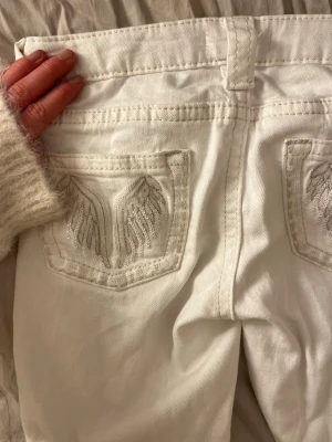Gina Young Too Messy Jeans - Säljer dessa populära vita jeans från Gina Young i storlek 158💓 De är knappt använda och i iprincip nyskick. Säljer eftersom de inte går att returnera
