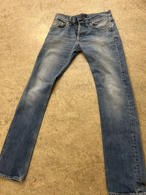  Dondups - Nya fräscha dondup jeans perfekta för våren och sommaren. Vi släpper dom för endast 900 då my pris ligger runt 2500. Pris kan diskuteras. Kontakta gärna om ni har frågor