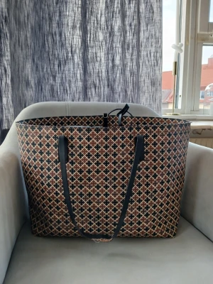 By Malene Birger  - Stor shoppingväska från By MaleneBirger. 