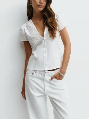 Vit topp - Säljer denna vita topp från Gina! Väldigt fint skick och knappt använd!