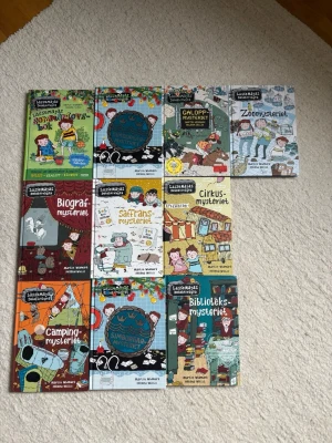 LasseMajas Detektivbyrå bokpaket - Samling med 10 färgglada böcker ur LasseMajas Detektivbyrå-serien av Martin Widmark och Helena Willis. Böckerna har hårda pärmar med tecknade omslag i olika färger och spännande mysterier som camping-, biograf- och biblioteksmysteriet. Perfekt för unga deckarfans!