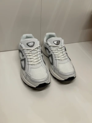 Cd30s - Väldigt fräscha vita skor nu till sommaren man får box med!