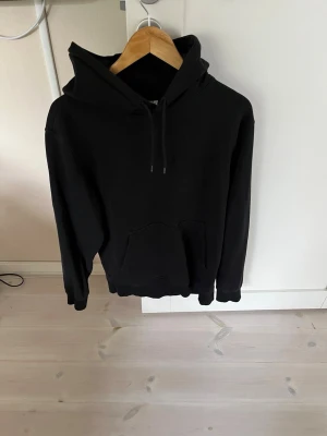 Svart hoodie från weekday - En klassisk svart hoodie från weekday, lite större i storleken 
