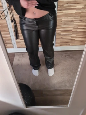 Skinbyxor  - Super fina skinbyxor från Bikbok. Kanot använda. De är baggy och bereda vid benen. Köpte för 600 från Bikbok så säljer nu för 400 kr då de är som nya 
