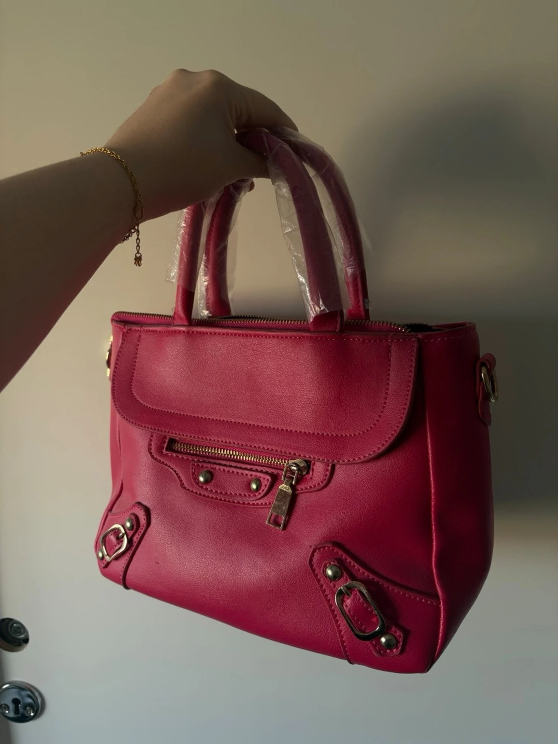 Rosa handväska med gulddetaljer - 3