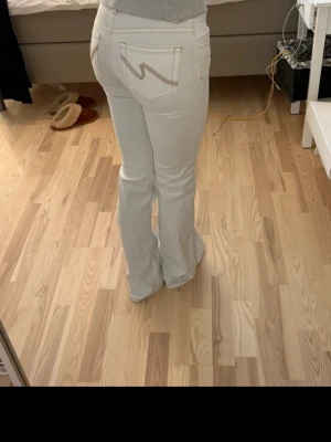 Vita jeans Nelly  - Helt nya stitch jeans från Nelly vita💕