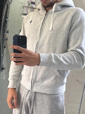 Grå zip-hoodie från Polo Ralph Lauren - LÄS BESKRIVNINGEN!!! Hej, just nu säljer ja denna zip tröjan som nästan är ny. Jag råka tvätta den med öppen zip vilket lede till att zippen krånglar nu lite. Det går att stänga den men man måste va försiktigt stänga den försiktigt. Därför drar ja av priser den e endast använd 2 gånger den e sprillans ny nästan. Storlek M men passar S mer. Priset är hugget i sten tyvärr. 