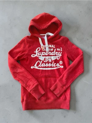 Superdry Xs - Säljer denna super snygga Superdry hoodie, superfräsh och passar alla outfits🔥Stark röd färg som sticker ut🌹Inga defekter - inga fläckar, hål eller dålig lukt🌟