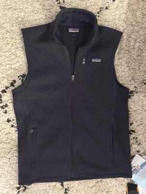 Patagonia väst - Säljer nu min Patagonia väst, perfekt inför våren. Kom privat för fler frågor elr bilder.          Priset kan diskuteras!