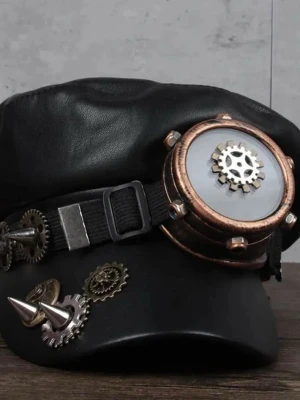 Steampunk-inspirerad svart keps - Unik svart keps i konstläder med steampunkdetaljer som kugghjul, nitar och en stor dekorativ lins framtill. Justerbart band runt hatten och coola metallspikar på sidan ger en edgy look. Perfekt för dig som gillar alternativ stil och vill sticka ut.