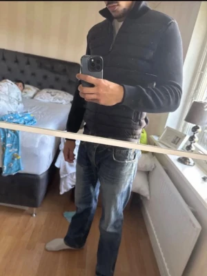 Marinblå cardigan moncler  - Hej, just nu säljer ja min Moncler cardigan marinblå som e knappt använd. Den säljs pga att den inte passar lillebrorsan. Har växt ur den stilen, men är dock i storlek XL men dom är jättesmå i storlek tror denna är i barnstorlek. Den passar S/M. Skriv vid intresse pris går att diskutera 