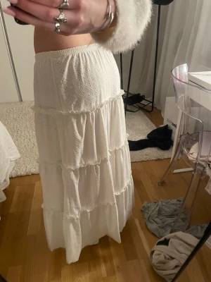 Långkjol - Vit maxikjol med lite volang, bra att ha i sommar💞 vet dock inte var den är ifrån då det inte är nån lapp kvar