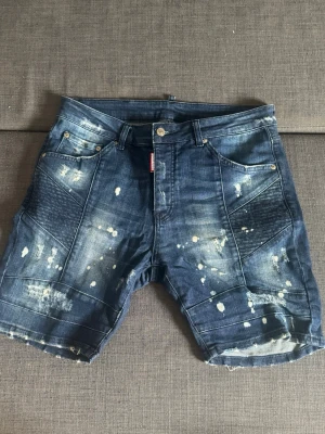 Dsquared2 paint splatter denim shorts - Sag Twins modell (finns tyvärr ingen storleklapp men jag gissar på att de är storlek M eller L )