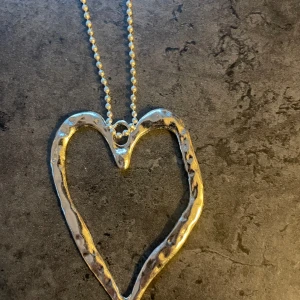 Halsband  - Stort hjärt halsband ,nickelfritt 