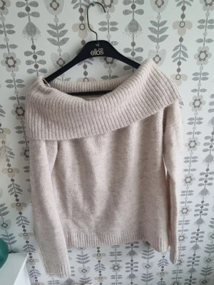 Beige off shoulder stickad tröja Ellos - Utförsäljning allt ska bort storlek XS, 36 allt är i fint skick 