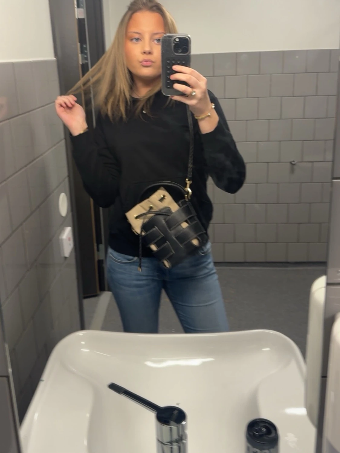 Svart och beige flätad handväska
