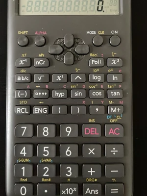 Casio fx-82MS miniräknare - En svart vetenskaplig miniräknare från Casio med många funktioner för matematik och naturvetenskap. Den har en stor display, flera knappar för avancerade beräkningar och tydliga färgmarkeringar på tangenterna. Perfekt för gymnasiet eller universitetet.