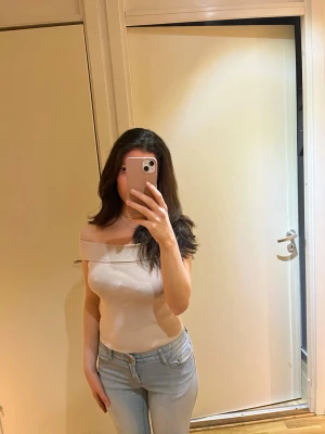 Beige offshoulder ribbad topp - Snygg off Shoulder top från H&M, aldrig använt är som ny. Passar perfekt till sommar outfits!!