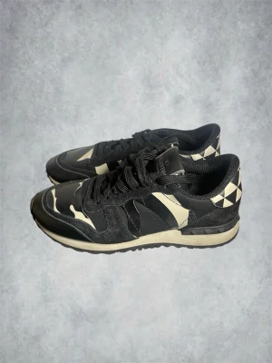 Valentino rockrunner  - Valentino rockrunner | färg: svart vita | skick: mycket fint | storlek uk 36,5 | skriv vid frågor | mvh MD closet  