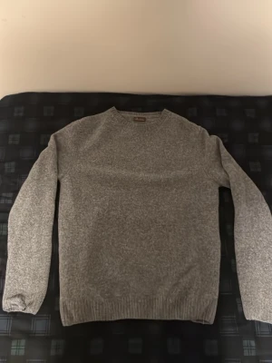 Grå stickad tröja från Stenströms - Mysig grå stickad tröja med rund hals och långa ärmar. Tröjan är använd en gång och bara legat i garderoben efter det