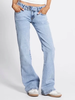 Ljusblå bootcut jeans low waist med brodering - Säljer ett par ljusblå bootcut jeans med klassisk femficksdesign och dubbla knappar i midjan. Jeansen har en avslappnad passform och är tillverkade i denim med lätt tvättad look. Perfekta för en trendig och avslappnad stil.