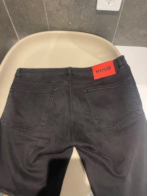 HUGO jeans herr 30/32 - Använd fåtal gånger, väldigt stretchiga 