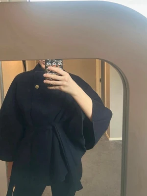 Mörkblå kappa Missäy - Säljer en mörkblå kappa från missäy då den inte passar. Fint skick! 🥰Det är one size, skulle säga att den är som xs/s