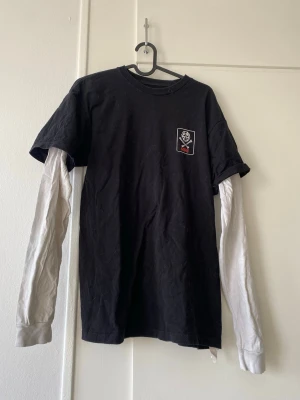 Svart Vans t-shirt med långa armar - Svart t-shirt från Vans med  tryck och texten 'Off The Wall' på ryggen 💀