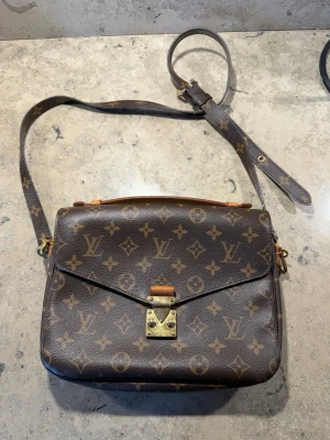  axelväska - Snygg axelväska lite sliten men .